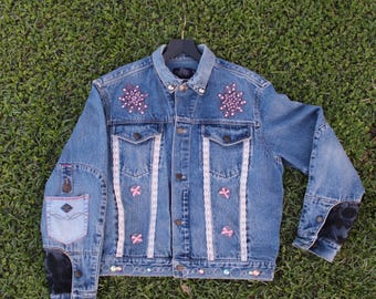 Chaqueta vaquera reciclada, terciopelo rosa, encaje y parches de mariposa