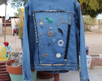 Chaqueta vaquera reciclada: espalda con encanto ecléctico y deslumbrante, pieza destacada