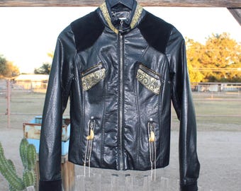 Chaqueta de piel sintética reciclada con detalles dorados y de diamantes