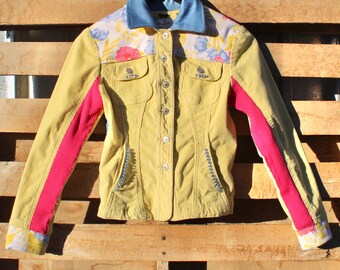 Chaqueta de pana reciclada, detalles florales y bolsillos con cuentas.