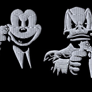 Può includere: Design ricamato con Topolino e Paperino in stile scheletrico. Il filo bianco crea un effetto testurizzato su sfondo nero. I personaggi sono raffigurati in modo unico e stilizzato.