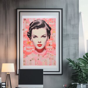 Puede incluir: Una imagen enmarcada en negro de una mujer con lápiz labial rojo y cabello corto y oscuro. La imagen está colgada en una pared gris sobre un escritorio blanco con una computadora negra, una lámpara y una planta en maceta.