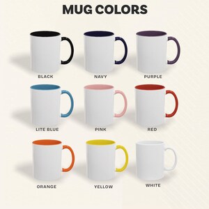 Op de afbeelding: Negen verschillende kleur bekers met een witte binnenkant en gekleurde randen en handvatten. De kleuren zijn zwart, marineblauw, paars, lichtblauw, roze, rood, oranje, geel en wit.