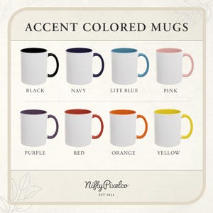 Pu&ograve; includere: Un set di tre tazze in ceramica con finitura opaca e macchiettata. Ogni tazza presenta un colore diverso: azzurro, crema e grigio. Le tazze hanno un design semplice e moderno con una forma arrotondata e un manico.