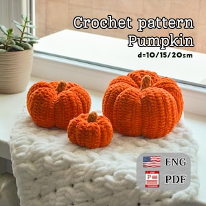 Pode incluir: Padrão de crochê para uma abóbora. O padrão está disponível em inglês e em formato PDF. A imagem mostra três abóboras de crochê em laranja, sendo a maior com 20 cm de diâmetro.