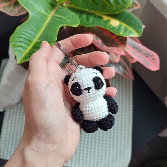 かぎ針編みのパンダキーホルダーのパターン：簡単な編みぐるみ動物
