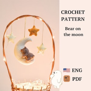 Könnte beinhalten: Häkelanleitung für einen Bären auf dem Mond, mit Sternen und einem Halbmond. Die Anleitung ist in englischer Sprache und im PDF-Format verfügbar.