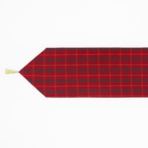 Könnte beinhalten: Ein roter Tischläufer mit Tartanmuster und einer goldenen Quaste. Der Läufer zeigt ein klassisches Karomuster in Rot, Braun und Gold. Der Läufer ist etwa 30 cm breit und 152 cm lang.