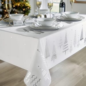Tovaglia con bordo in stile albero di Natale Megans Crafty Comforts. Disponibile in bianco o oro. 3 misure disponibili