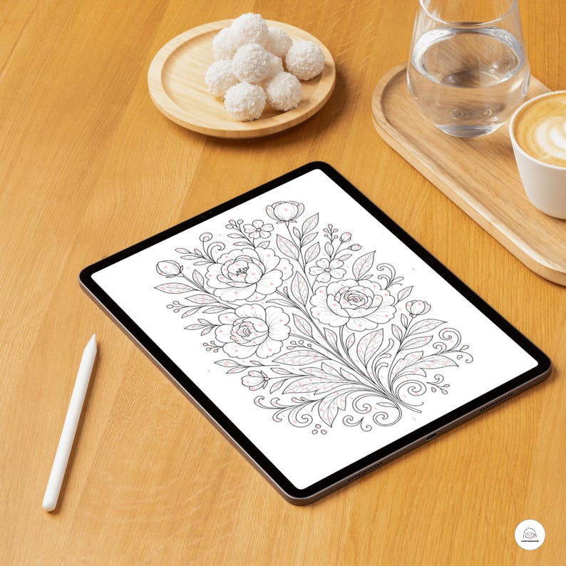 Op de afbeelding: Een zwart-witte lijntekening van een bloemenboeket op een witte achtergrond. De tekening is op een digitale tablet met een witte stylus ernaast.