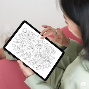 Op de afbeelding: Een digitale zwart-witte illustratie van een bloemenboeket met ingewikkelde details. De illustratie toont een verscheidenheid aan bloemen, bladeren en stengels die in een symmetrisch patroon zijn gerangschikt.