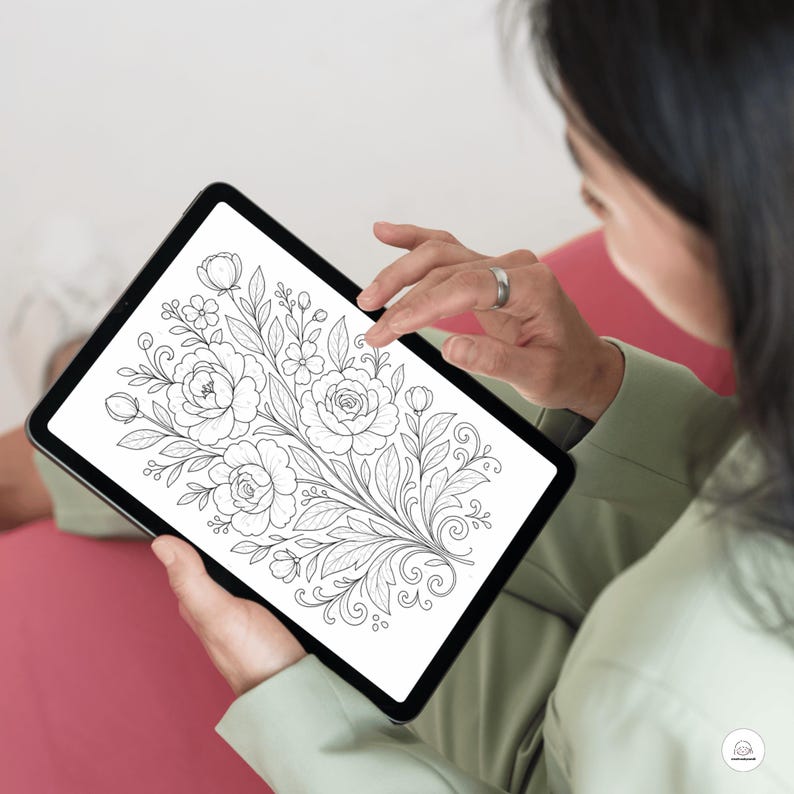 Op de afbeelding: Een digitale zwart-witte illustratie van een bloemenboeket met ingewikkelde details. De illustratie toont een verscheidenheid aan bloemen, bladeren en stengels die in een symmetrisch patroon zijn gerangschikt.
