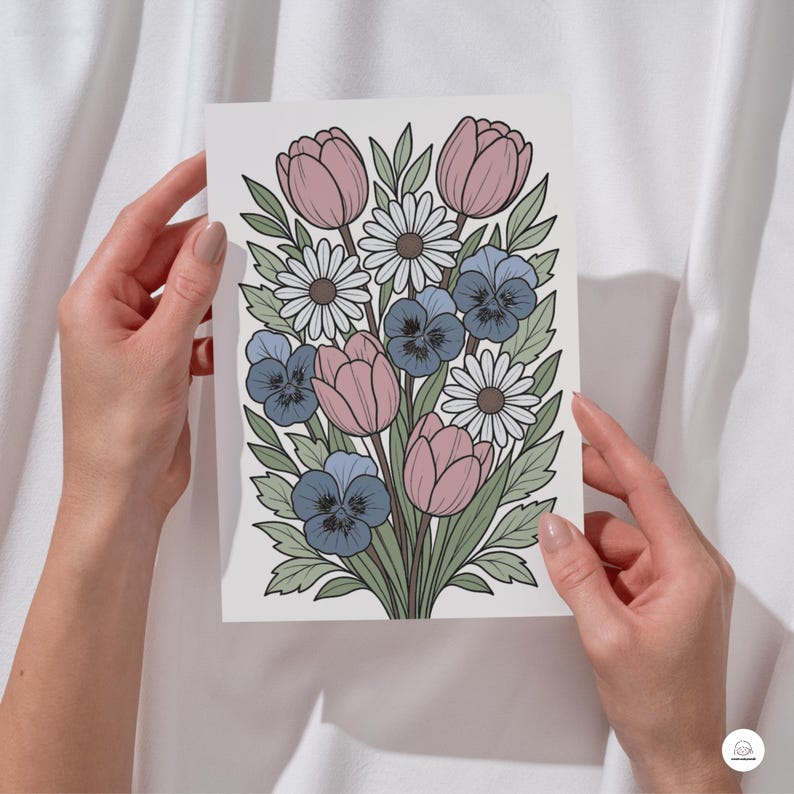 Op de afbeelding: Een boeket van roze en witte tulpen en blauwe viooltjes met groene bladeren. De bloemen zijn in een vaas gerangschikt.