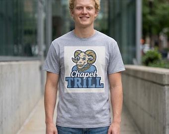 Camiseta unisex Chapel Trill de UNC Chapel Hill, camiseta de fan de Tar Heel, camiseta Softstyle, ropa universitaria, Universidad de Carolina del Norte, Carolina Blue