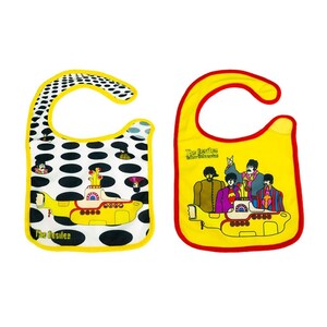 Könnte beinhalten: Zwei Baby-Lätzchen mit dem Thema Yellow Submarine. Eines hat einen gelben Rand und ein schwarz-weißes Polka-Dot-Muster mit einer gelben U-Boot-Grafik. Das andere ist gelb mit einem roten Rand und einer Beatles-Grafik.