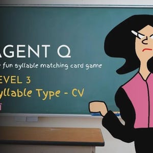 Peut inclure: Illustration pour un jeu de cartes "AGENT Q" avec du texte sur un tableau noir. Le texte indique "NIVEAU 3 Type de syllabe - CV". Un personnage de dessin animé aux cheveux noirs et une chemise rose se tient à côté du tableau.