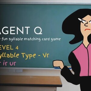 Peut inclure: Illustration pour "Agent Q", un jeu de cartes d'association de syllabes. L'image présente du texte sur un tableau noir qui dit "AGENT Q", "NIVEAU 4" et "Type de syllabe - Vr". Un personnage de dessin animé d'une femme aux cheveux noirs et une chemise rose est également présent.