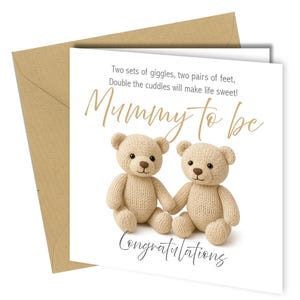Può includere: Un biglietto di auguri con una busta marrone chiaro. La carta presenta due orsacchiotti beige che si tengono per mano. Il testo "Mamma in attesa" e "Congratulazioni" sono scritti sulla carta, insieme a una poesia sulla nuova vita.