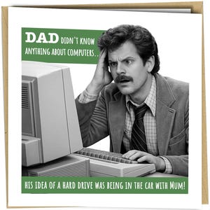 Può includere: Biglietto di auguri umoristico con un'immagine in bianco e nero di un uomo che guarda confuso un computer. Il testo sul biglietto recita: "DAD DIDN'T KNOW ANYTHING ABOUT COMPUTERS... HIS IDEA OF A HARD DRIVE WAS BEING IN THE CAR WITH MUM!"