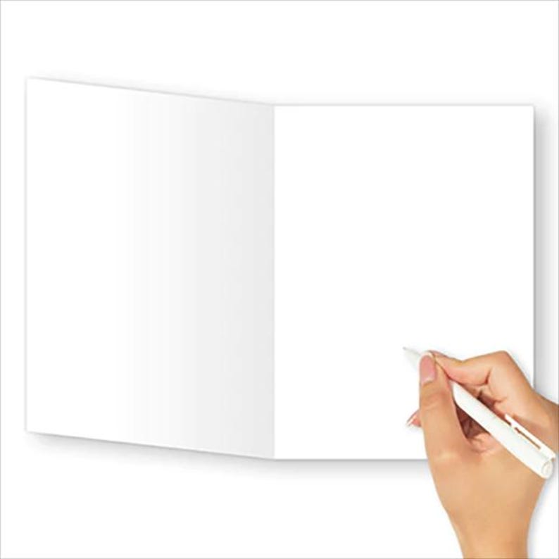 Op de afbeelding: Een set van drie keramische mokken met een gespikkelde, matte afwerking. De mokken zijn in cr&egrave;me, lichtgrijs en donkergrijs. Elke mok heeft een eenvoudig, minimalistisch ontwerp, perfect voor koffie of thee.