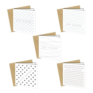 Op de afbeelding: Vijf witte Happy Birthday-kaarten met verschillende minimalistische ontwerpen, waaronder diagonale lijnen, stippen en sterren. Elke kaart wordt geleverd met een bruine envelop. De tekst "HAPPY BIRTHDAY" staat op elke kaart.