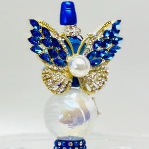 Königsblauer Schmetterling mit Zirkonen in Kontrastfarben und Faux Pearl Akzente