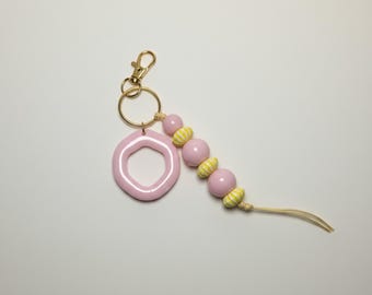 Porte-clés en résine fait main rose et jaune style plage