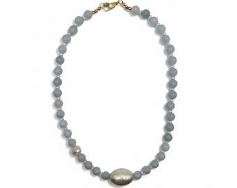 Collier de perles d'angélite avec perle ovale japonaise vintage