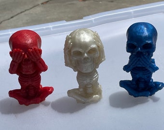 Zie geen kwaad, hoor geen kwaad, spreek geen kwaad Schedels in rood, wit en blauw.