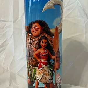 K&ouml;nnte beinhalten: Ein Edelstahlbecher mit einem farbenfrohen Bild von Moana und Maui aus dem Disney-Film Moana. Das Bild zeigt Moana, die vor Maui steht, der eine Lanze h&auml;lt. Ein kleines Schwein steht hinter Moana.