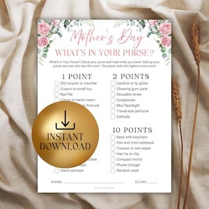 Puede incluir: Una tarjeta de juego imprimible para el Día de la Madre titulada "¿Qué hay en tu bolso?". El juego incluye valores de puntos para varios artículos de bolso, como lápiz labial, llaves y un cargador de teléfono. Un círculo dorado con las palabras "Descarga instantánea" está en primer plano.