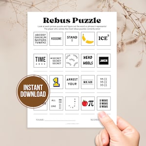 Puede incluir: Una hoja imprimible blanca de Rebus Puzzle con varios rompecabezas de imágenes y el texto "Rebus Puzzle". Incluye el texto "Instant Download" en una pegatina circular marrón. La hoja está sujeta por una mano.