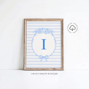 Arte de pared imprimible con la letra I, regalo para bebé niño, decoración de habitación infantil, póster inicial de estilo vintage, arte con letras del alfabeto, letra I para guardería en azul y marfil