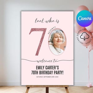 Plantilla de cartel de bienvenida para cumpleaños número 70 en color rosa Cartel de bienvenida para cumpleaños con foto editable Mira quién tiene 70 años Cartel de bienvenida para fiesta de cumpleaños femenina imprimible