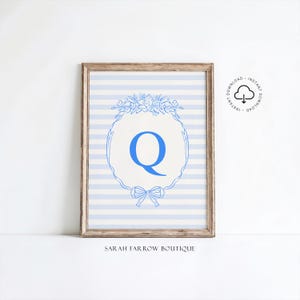 Letra Q imprimible, regalo para bebé niño, arte de pared para habitación infantil, póster inicial de estilo vintage, arte de pared marfil y azul, arte de letras del alfabeto, decoración de guardería Q