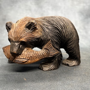 ヴィンテージのアイヌのクマ、日本製のヴィンテージの手彫りの木製クマ、北海道の日本の民芸品、署名入り