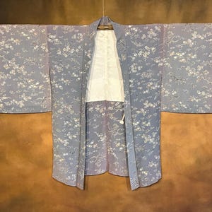 Japanischer Haori Kimono, Blau mit Rottönung, Blumendekor Seide gefüttert, Kimono Robe Vintage Kimonojacke