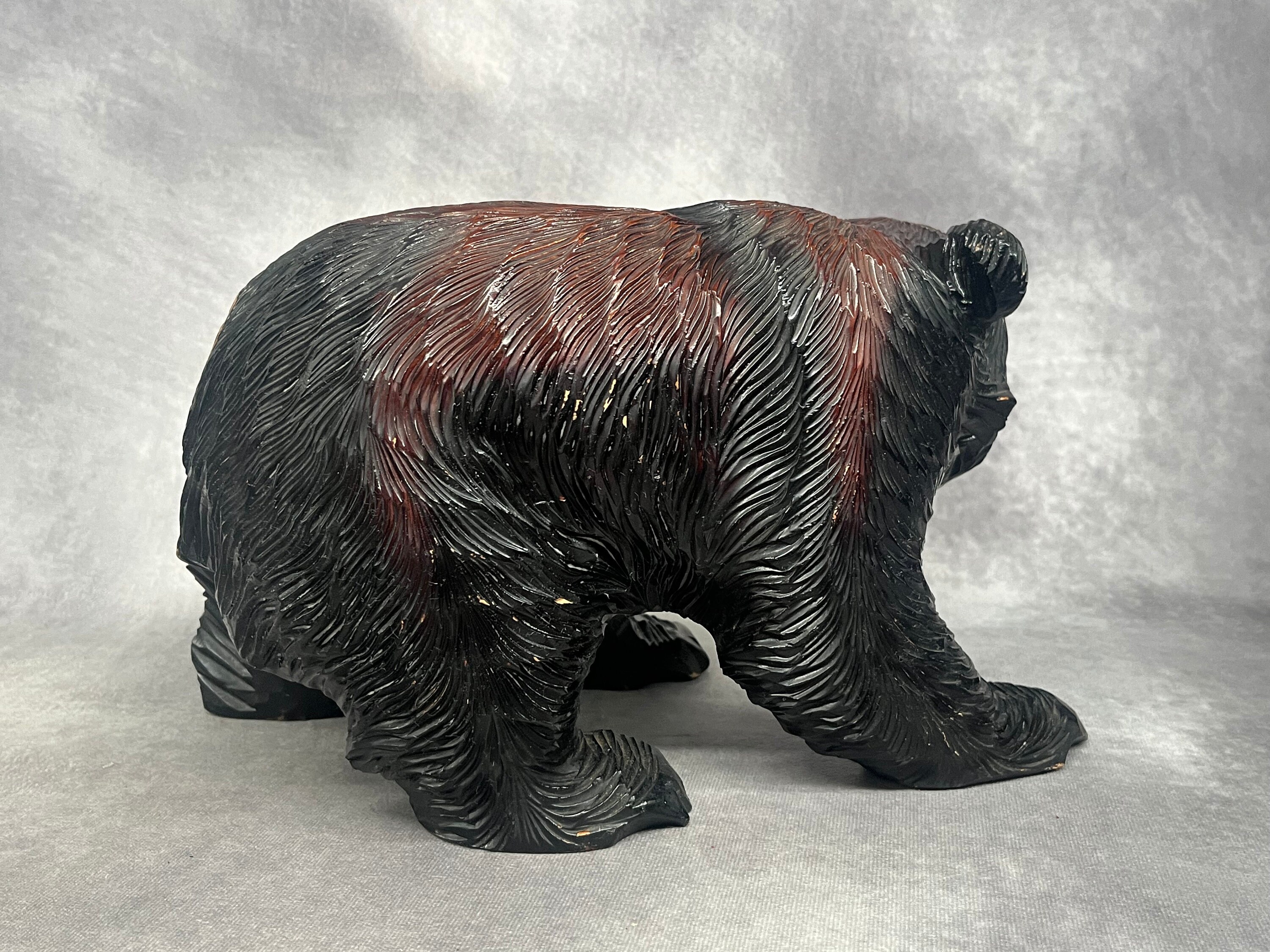 アイヌビンテージ1960年ガラス眼が神秘的に輝き、お茶目なクマの彫刻