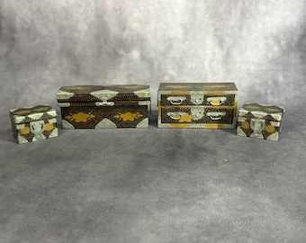 Hervorragend gefertigtes Miniaturmöbel-Set, Kommode und Truhen, handbemalt Goldvergoldet, Girls Day, Vintage japanische Volkskunst