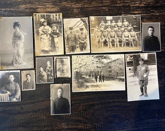 Sammlung antiker Fotografien, 12 antike japanische Fotografien aus der Zeit um 1900 bis 1950, Sepia-/Schwarzweiß-Mischmotiv