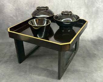 漆塗りのティートレイテーブルとマッチする漆塗りのボウル、ヴィンテージの日本茶/ディナーサービスセット、サービングトレイセット