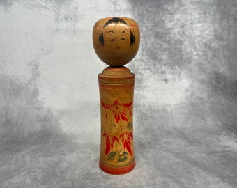 Vintage traditionele Japanse Kokeshi pop, houten Kokeshi, handgemaakte volkskunst uit Japan