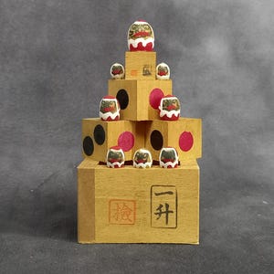 Daruma Doll Figures Sitting on Tea Boxes, Miniature Wooden Figures, Japanese Folk Art