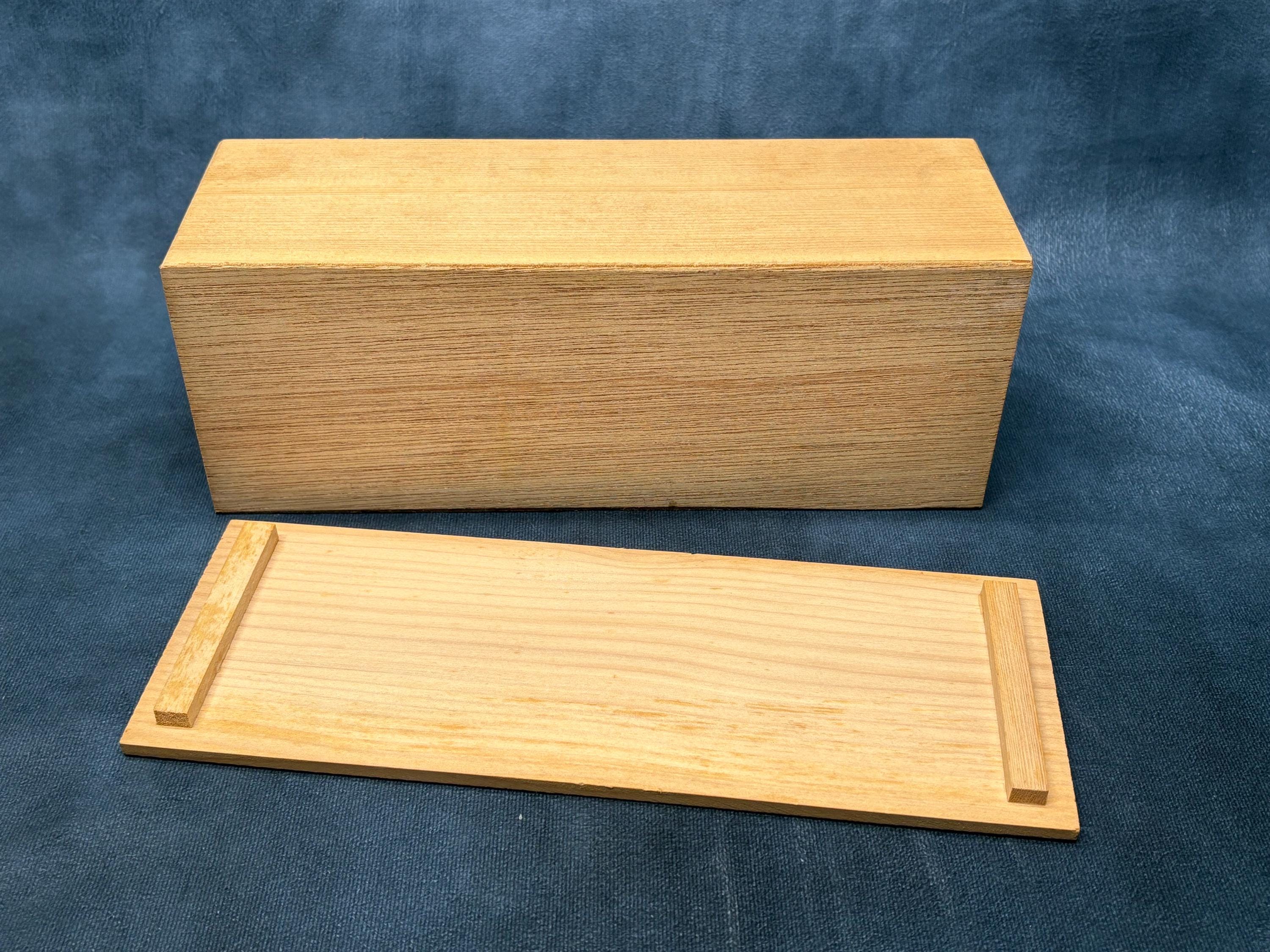 もんたん壹 泉 作 絹本彩色画 タイトル【 狸 の 酒 買い 】 収納箱 Writing box - Discover Islamic Art - Virtual Museum