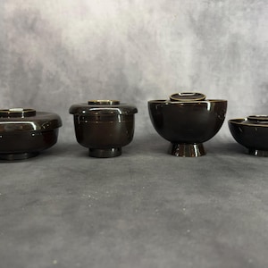 ヴィンテージ木製漆塗りボウル 8 個セット、ヴィンテージ日本製黒/茶色漆塗りボウル