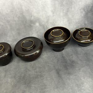 ヴィンテージ木製漆塗りボウル 8 個セット、ヴィンテージ日本製黒/茶色漆塗りボウル
