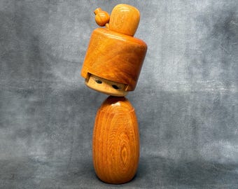 ヴィンテージの日本のこけし人形、丸い木製人形、卵型、手描き、看板