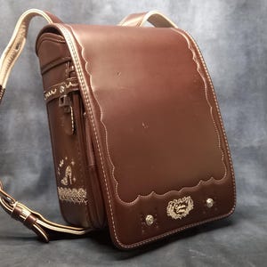 Sac à dos Randoseru, marron avec surpiqûres roses Sac Randoseru japonais à points serrés, cartable marron - Catherine Cottage