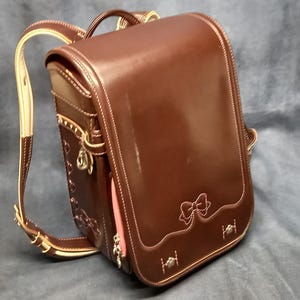 Sac à dos Randoseru, marron avec surpiqûres roses Sac Randoseru japonais à coutures serrées, cartable marron