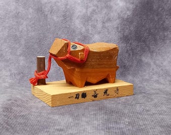 ヴィンテージの手彫り木製牛の置物：日本の民芸品、牛の彫刻 - Etsy 日本